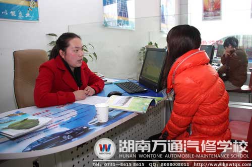 咨詢老師根據(jù)參觀新生的實際情況，為其介紹學(xué)校新專業(yè)的詳細情況并提供合理的選擇建議，