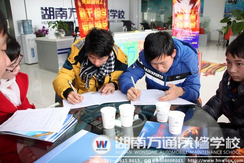 許多人在知曉去哪里學(xué)汽修好之后，紛紛選擇了到湖南萬(wàn)通汽修學(xué)校深造