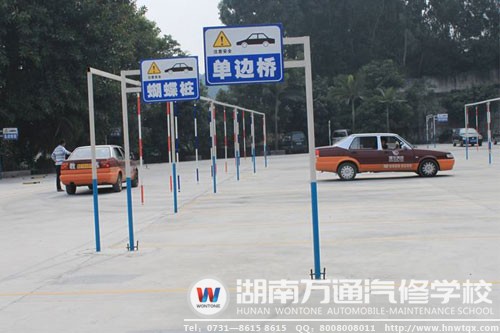 學(xué)子在駕校練車(chē)場(chǎng)景