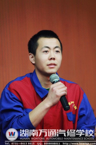 積極提問的萬通學(xué)子