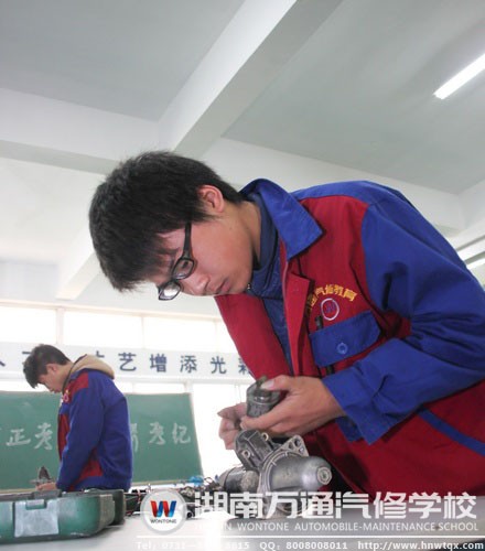 實(shí)操考場(chǎng)內(nèi)，學(xué)子展現(xiàn)扎實(shí)的技能水平