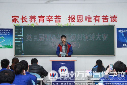 瞧，臺(tái)下的同學(xué)都舉起了手機(jī)為選手拍照