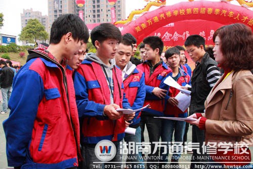 畢業(yè)生在招聘會上與企業(yè)負(fù)責(zé)人交流，初露鋒芒