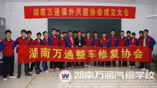 在加強(qiáng)理實(shí)一體化教學(xué)的同時(shí)，湖南萬(wàn)通還成立多種興趣協(xié)會(huì)，加強(qiáng)學(xué)生創(chuàng)新能力