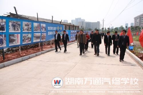 校園過道旁的“學(xué)生成長足跡”引起了各院校領(lǐng)導(dǎo)的興趣