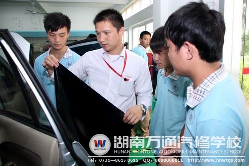 汽車美容課程上，老師正為學(xué)生解疑答惑
