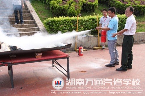 在老師的教導下，同學們學會了如何正確使用滅火器，并對消防安全有了更深的認識