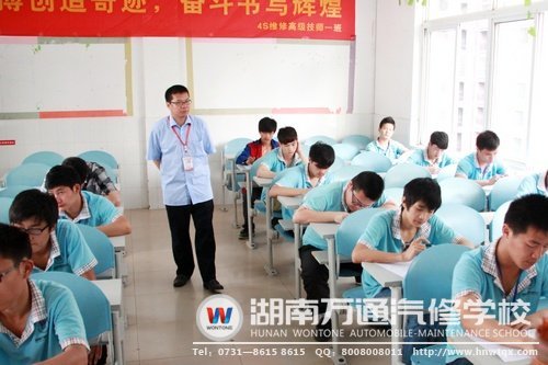 筆試考場(chǎng)內(nèi)，學(xué)子們認(rèn)真作答