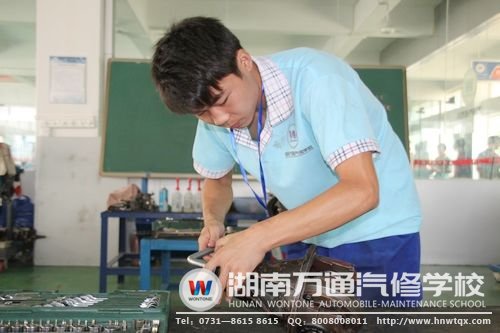 湖南萬通學(xué)子掌握汽修技術(shù)，為投身汽修行業(yè)成為高薪族打下牢固基礎(chǔ)