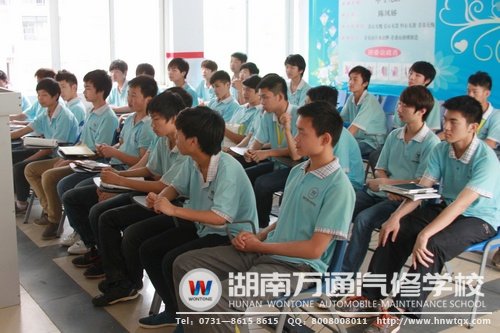 同學(xué)們認(rèn)真聽著駕駛安全注意事項