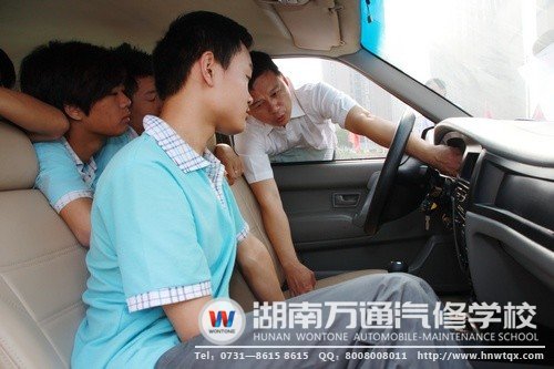 上車后，教練教導同學們正確“坐車”