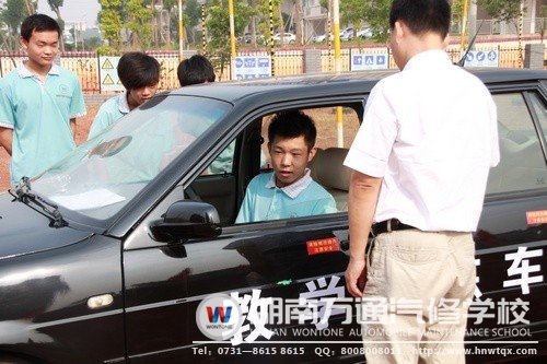 不懂就問，中專9班的同學們向教練請教開車問題