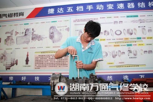 在湖南萬(wàn)通，學(xué)子們可以通過實(shí)踐，掌握真正的汽修本領(lǐng)