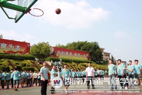 每個(gè)項(xiàng)目前都排著長(zhǎng)龍般的隊(duì)伍，定點(diǎn)籃球亦是如此