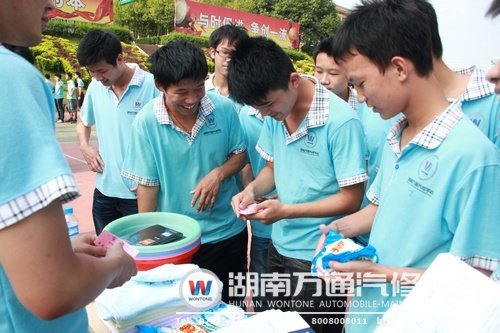 兌獎(jiǎng)處，獲得獎(jiǎng)品的同學(xué)很開心
