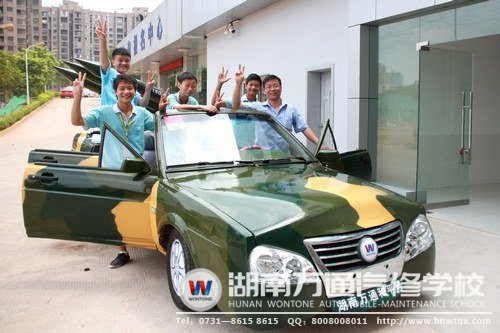 改裝“和平號(hào)夢(mèng)想之車”的學(xué)子們