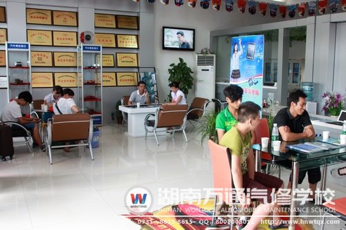 雖是中午，咨詢報名中卻依舊迎來了眾多學生家長