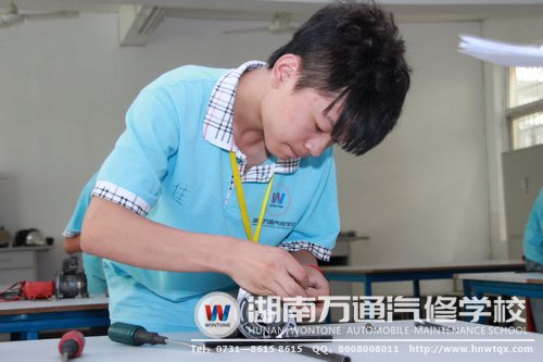 實際操作考場，學子們展現(xiàn)實踐真功夫