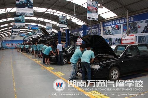 湖南萬(wàn)通學(xué)子在汽車(chē)維修中心實(shí)訓(xùn)