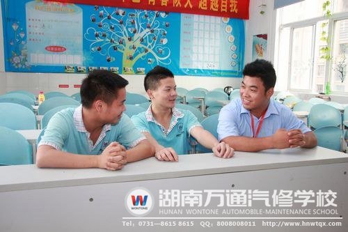 班主任謝老師與學生談心，及時排解學生的不良情緒
