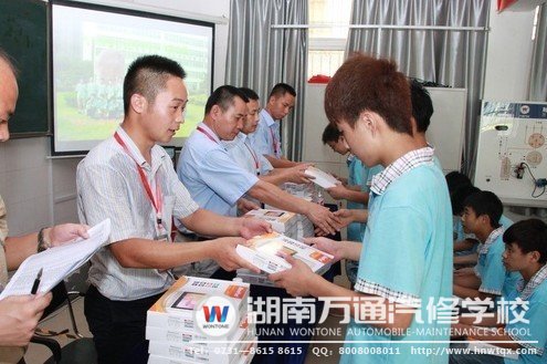 潘助理為同學(xué)們頒發(fā)平板電腦