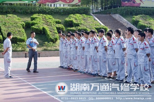 新生們在班主任的引導下，開始了他們的“清晨之旅”