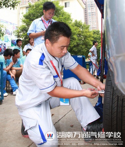 輪胎拆裝比賽，這位帥哥選手十分賣力