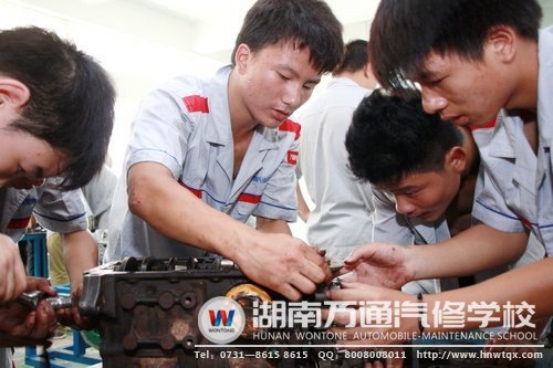 中專16班的新生們在實踐課上，積極動手
