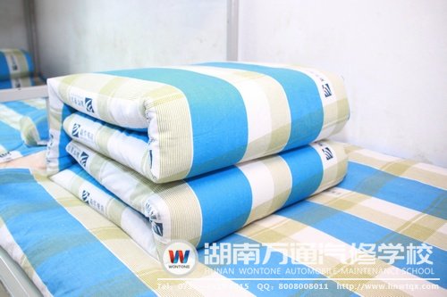瞧，這就是95后新生們的“豆腐塊”作品！小小年紀的他們還沒有接受過軍訓(xùn)的鍛煉，就已經(jīng)如此會疊“豆腐塊”了，贊一個！