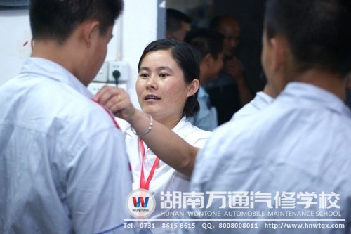 學(xué)子報名后，班主任細心為他們佩戴學(xué)生證