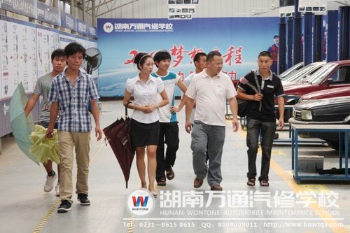 在汽車維修中心，咨詢老師介紹學(xué)校分層教學(xué)與的成果導(dǎo)向教學(xué)法