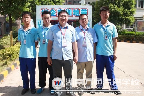 祝兩位老師與三名同學(xué)在大賽中擊敗群雄，取得最佳成績！