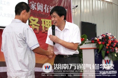闞教授與學(xué)子親切交談