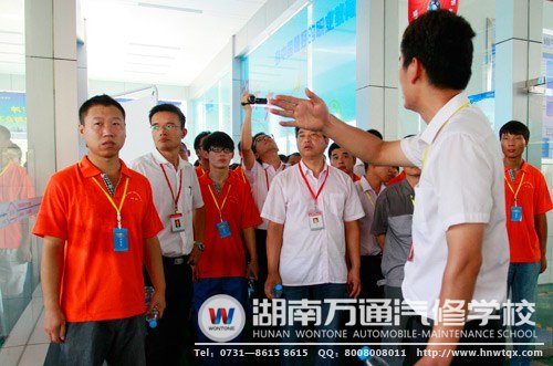 參賽師生和裁判參觀比賽賽場(chǎng)