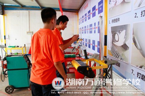 參觀賽場(chǎng)時(shí) 選手不時(shí)的拍下賽場(chǎng)的每一個(gè)精彩瞬間作為留念