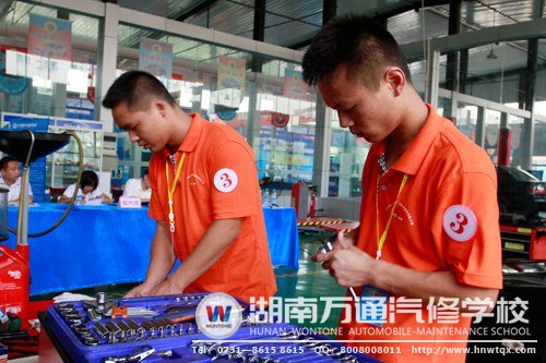 圖三：學生比賽現(xiàn)場：用完工具及時復位 規(guī)范的操作流程