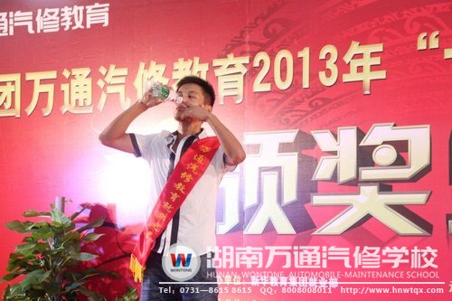 就業(yè)之星賀遠臣為大家獻上“鼻子喝水”的絕活