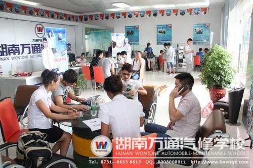短短一個(gè)小時(shí)，咨詢中心就迎來了眾多學(xué)子來參觀報(bào)名
