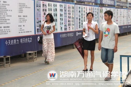 學(xué)子參觀汽車維修中心時(shí)，咨詢老師詳細(xì)講解了學(xué)校的教學(xué)模式.讓學(xué)子不用擔(dān)心學(xué)不會(huì)