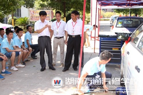 在看到湖南萬通學(xué)子的“陽(yáng)光實(shí)訓(xùn)”活動(dòng)時(shí)，闞教授不禁拿出了手機(jī)拍照