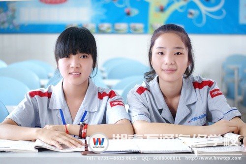 因?yàn)橛袑?duì)汽修的共同熱愛，她們倆在湖南萬通“相遇了”。