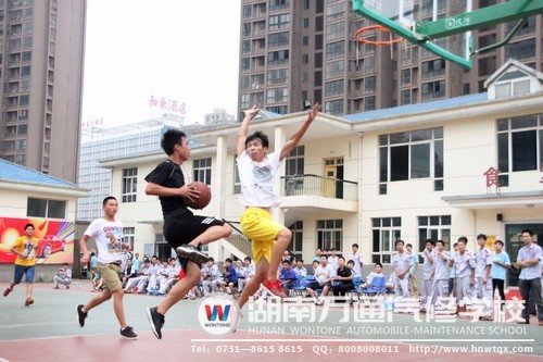這位帥哥的姿勢是不是要表達“振翅高飛”呢