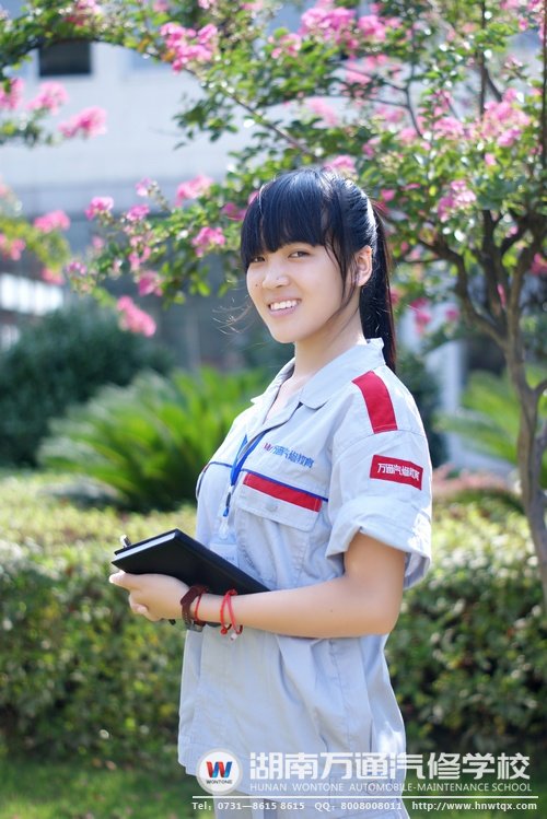 唐林會(huì)在美麗的校園里，可謂是“人比花燦爛”
