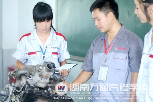 唐林會(huì)上課十分認(rèn)真，專注的樣子也很可愛(ài)哦