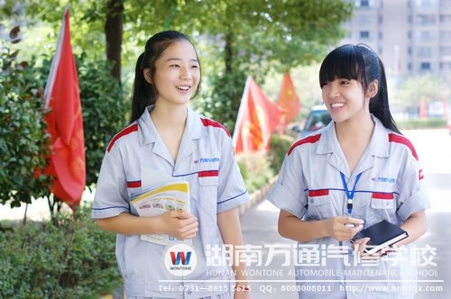 唐林會(huì)與同學(xué)在一起談天說(shuō)地