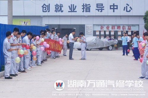 一大清早，同學們就自發(fā)組織了“祝福長廊”