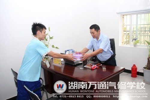 同學們?yōu)槔蠋煖蕚淞司赖墓?jié)日禮物