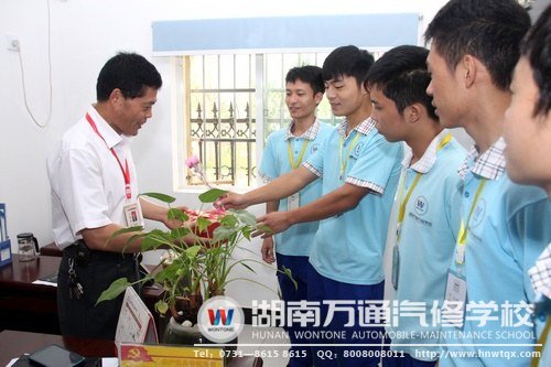 正所謂“桃李不言，下自成蹊”，老師們的人格魅力，就體現(xiàn)在同學們對他的愛戴