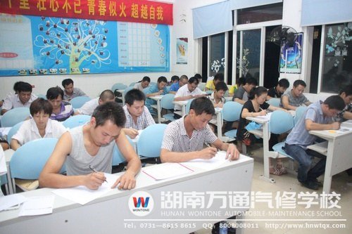 考場內，考生答題一絲不茍
