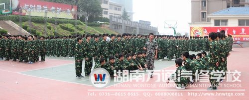 新生們在教官的指導(dǎo)下認(rèn)真訓(xùn)練！